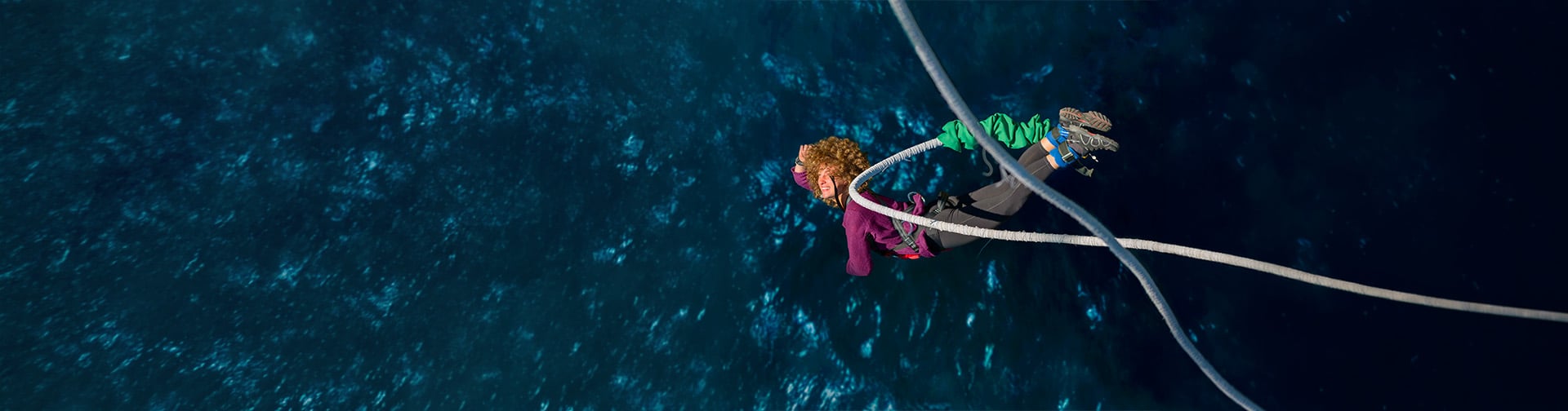 Žena skáče bungee jumping nad vodou
