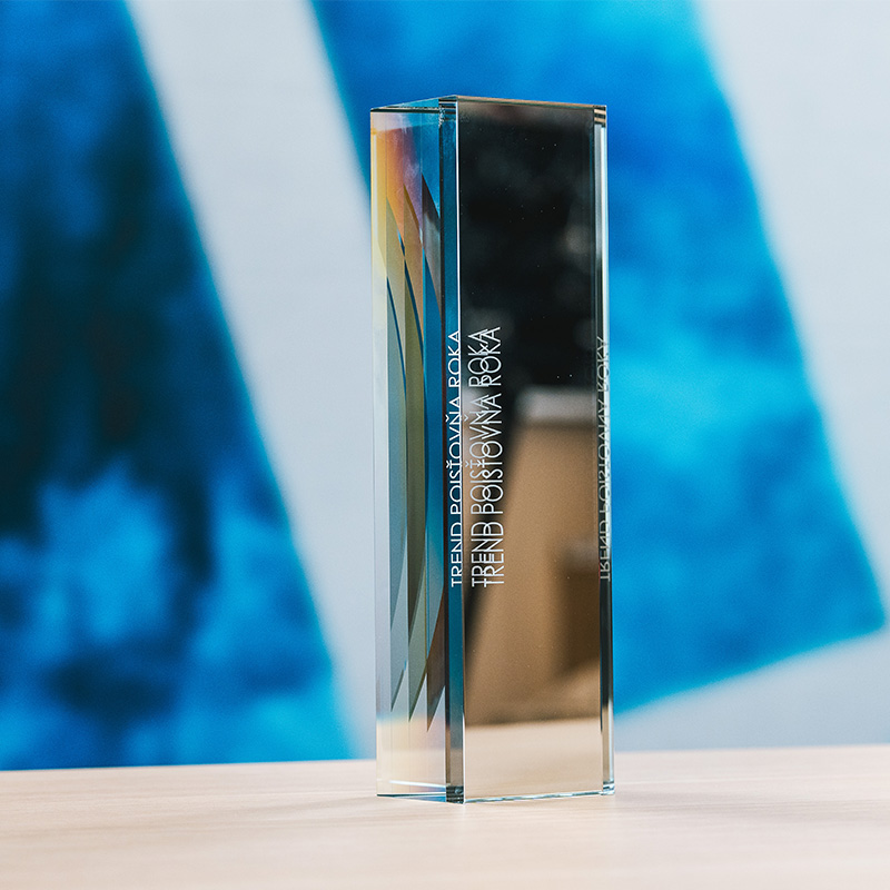 Image of the Trend Insurance Company of the Year award. In front of a blue background is a rectangular glass award with the inscription TREND INSURANCE COMPANY OF THE YEAR.