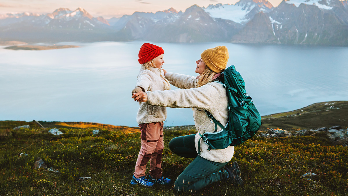 Mama je na jesennej túre v horách so svojou dcérou.