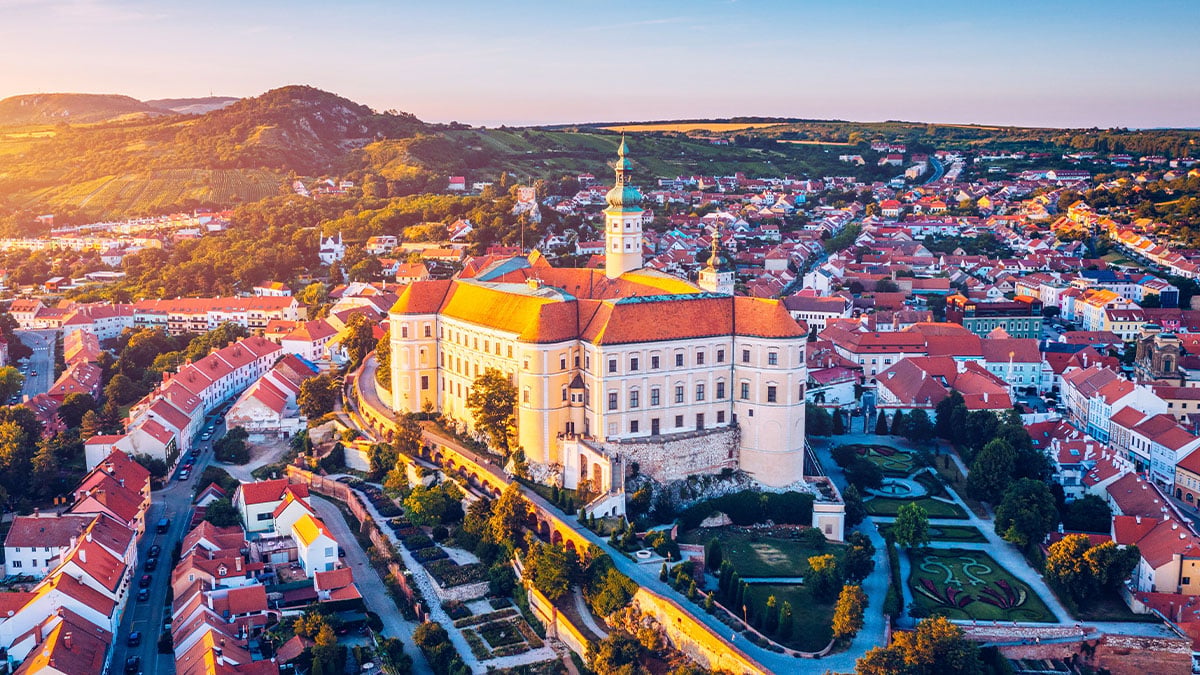 Večerný záber na zámok, ktorý je jednou z dominánt Mikulova.