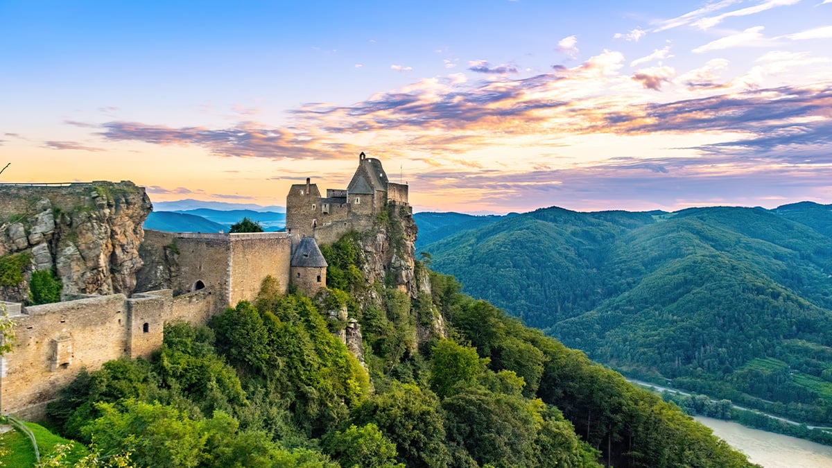 Zrúcanina hradu Aggstein obkolesená krásnymi zelenými stromami. 