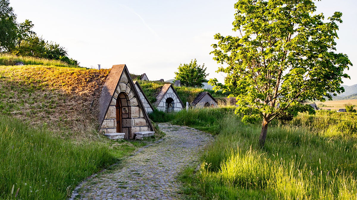 Vínne pivnice, ktoré sú atrakciou tokajskej obce Hercegkút a patria aj do svetového dedičstva UNESCO.