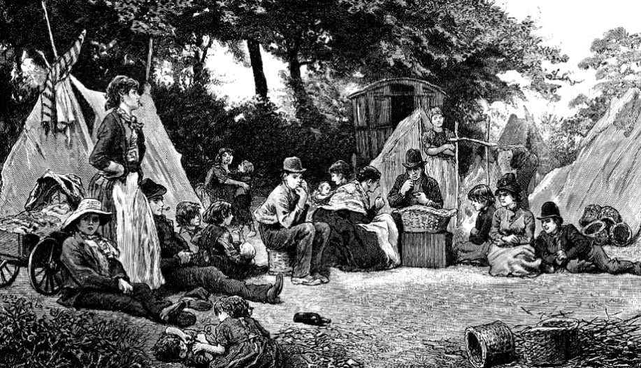 Čiernobiele vyobrazenie ludi, traviacich čas v stanoch, v minulosti.