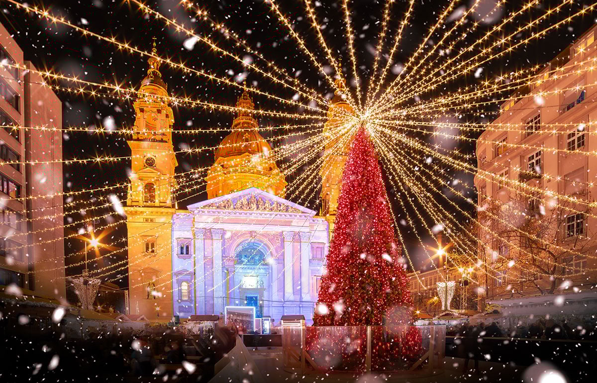 Krásne vyzdobený vianočný stromček s červeným osvetlením na námestí v Budapešti.