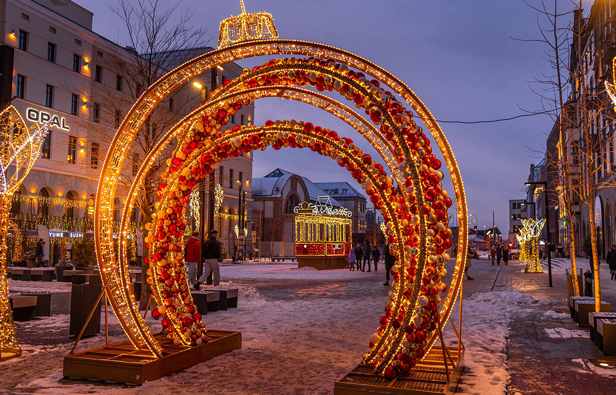 Vianočná mestská inštalácia v tvare vianočnej gule. Inštalácia má podobu brány, cez ktorú môžu chodci prejsť.