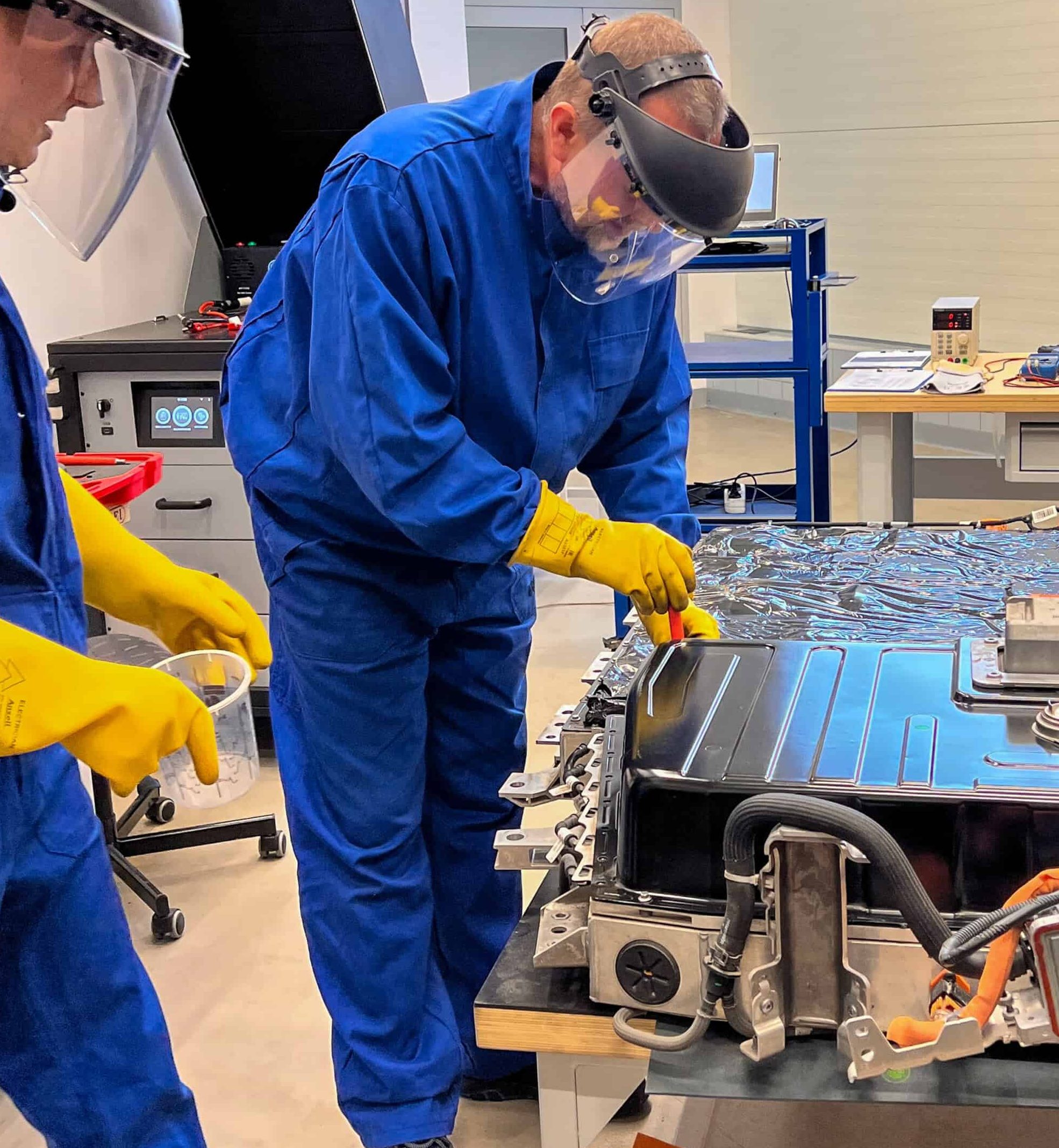 Rozoberanie batérie elektromobilu vo fabrike Renault v poľskom Zabrze