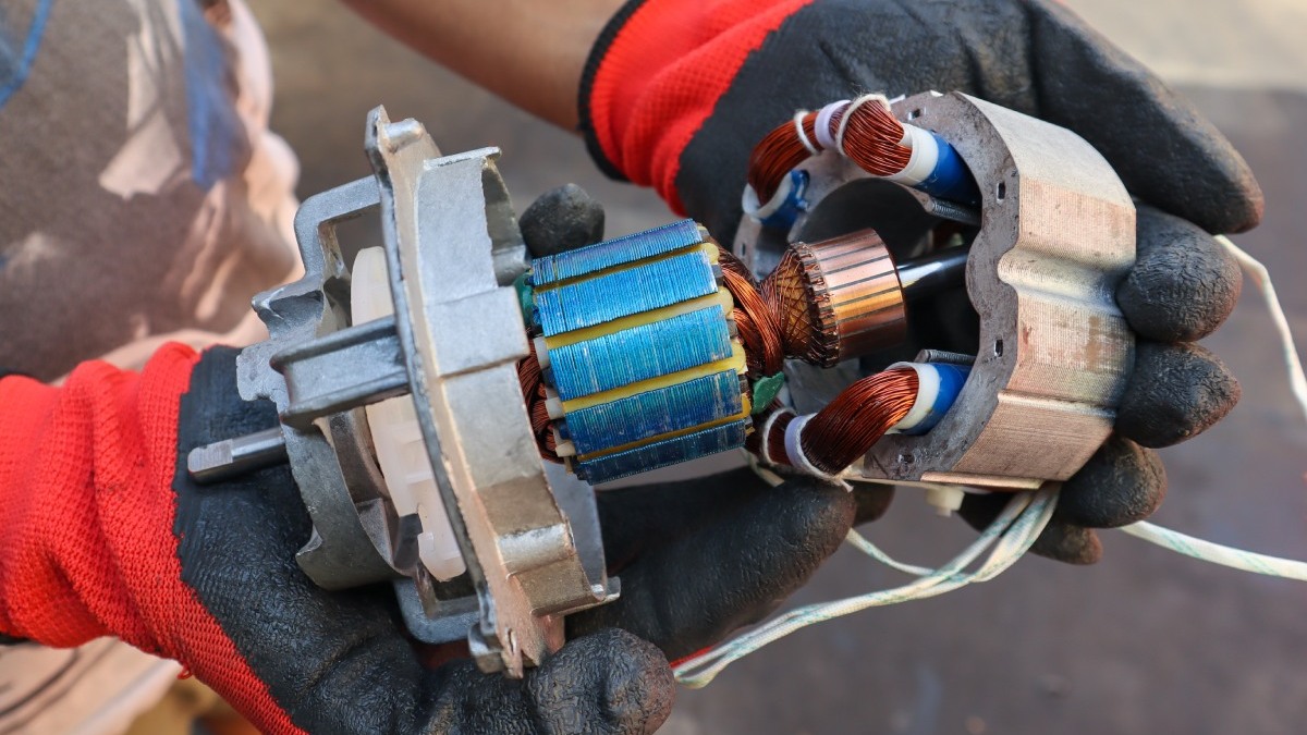 Náhľad ná vnútorné zloženie elektromotorových súčiastok.