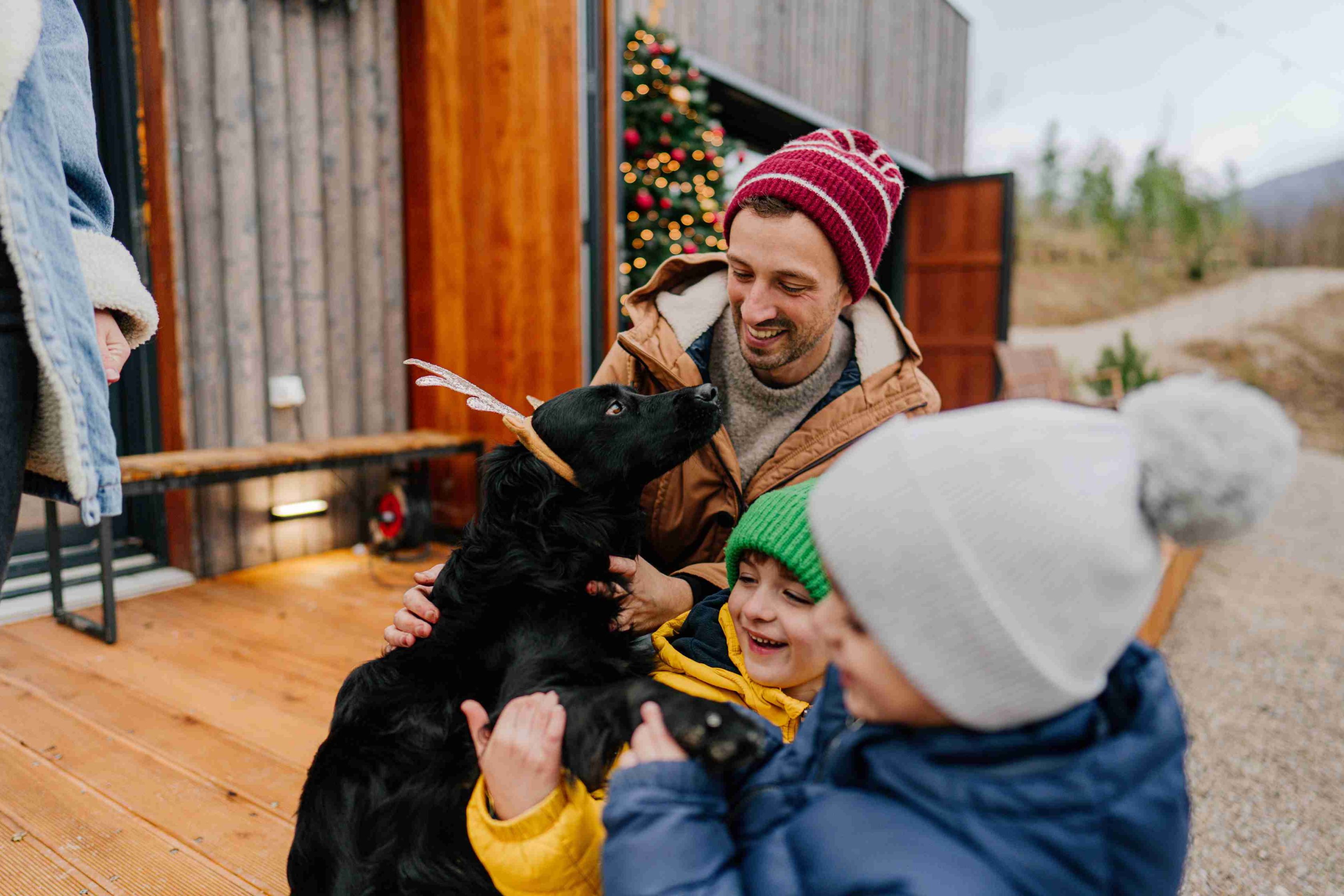 Rodina sa hrá so psom.