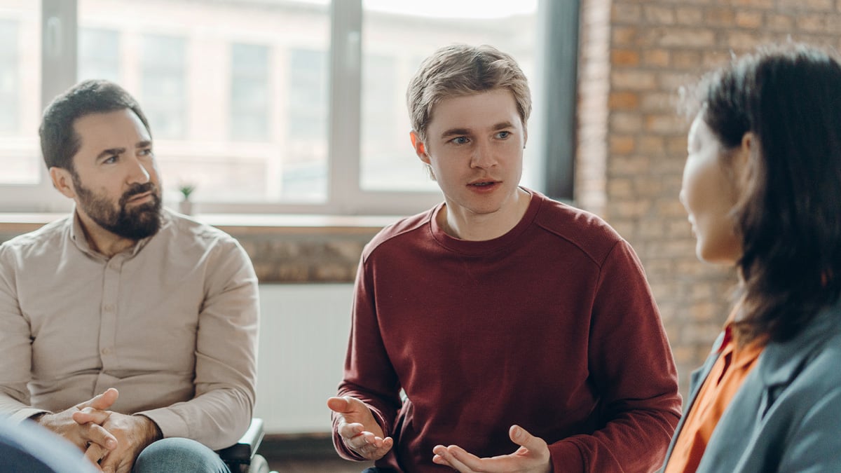 Muž sa zdôveruje so svojimi pocitmi priateľom. 