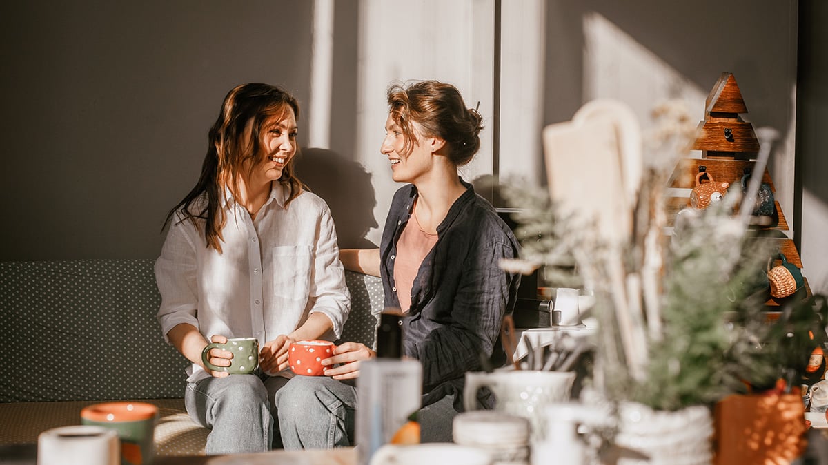 Žena má dôverný rozhovor s dobrou kamarátkou.