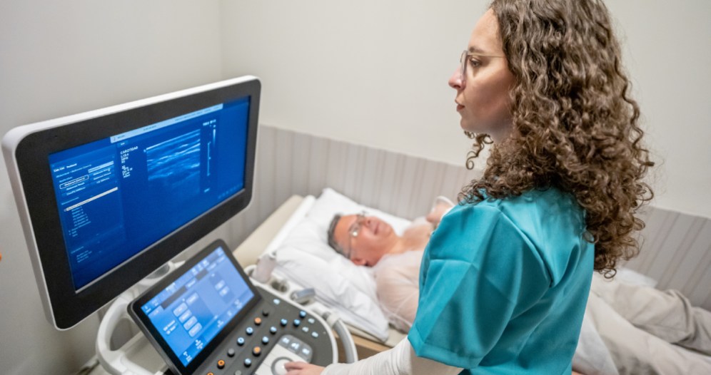 Lekárka vyšetruje prístrojom pacienta.