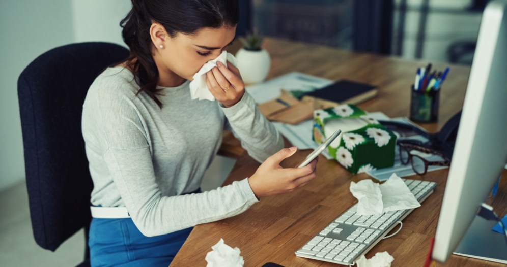 Žena smrká a má v ruke telefón.