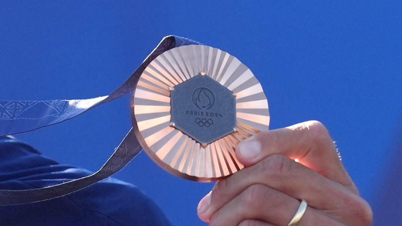 Detail na bronzovú olympijskú medajlu Mateja Beňuša.