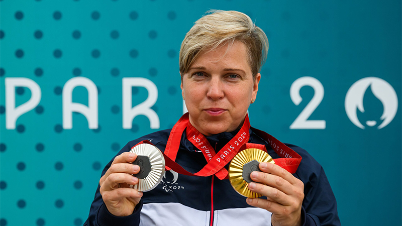 Veronika Vadovičová so zlatou a striebornou medailou na krku.