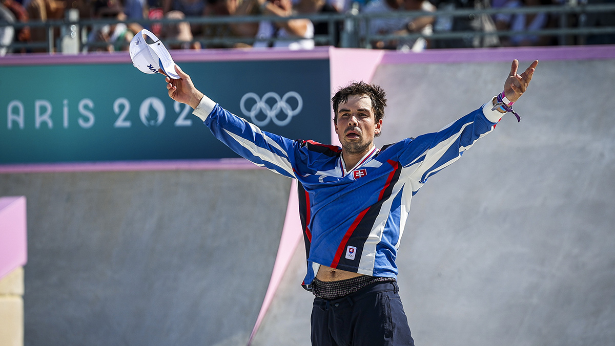 Richard Tury po dokončení svojej jazdy stojí hrdo s rozpaženými rukami uprostred olympijského skateparku.