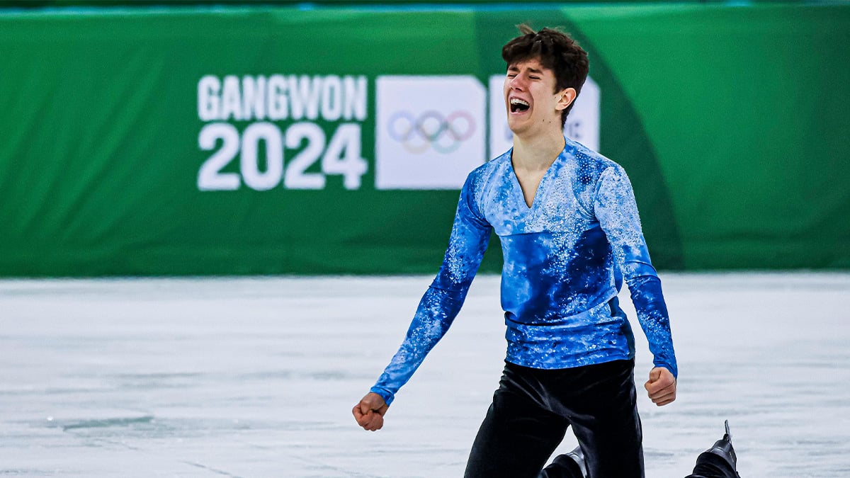Adam Hagara radostne potláča slzy po vyhlásení bodovania na Zimnej olympiáde mládeže.