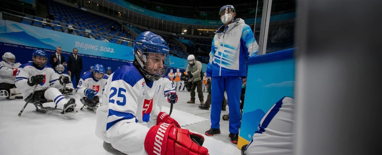 Parahokejista Martin Joppa so svojím tímom na paralympiáde v Beijingu, pripravení na ľadovej ploche na zápas.