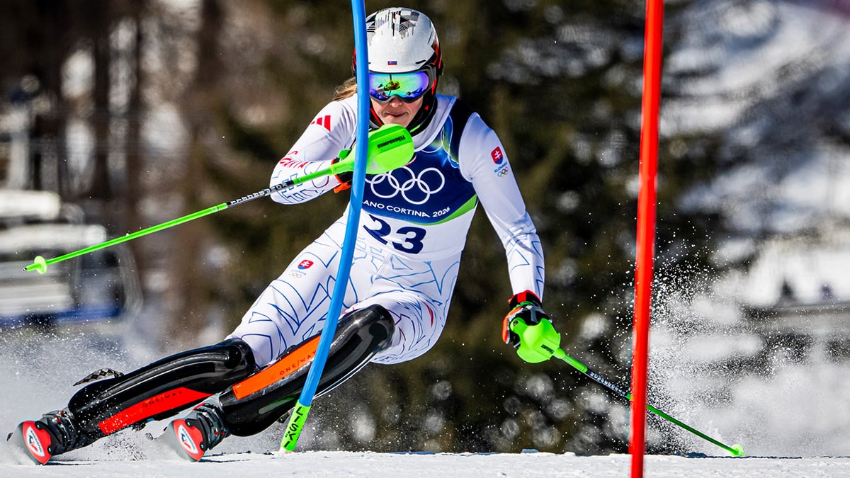 Petra Vlhová zráža značku pri zjazde zo svahu.