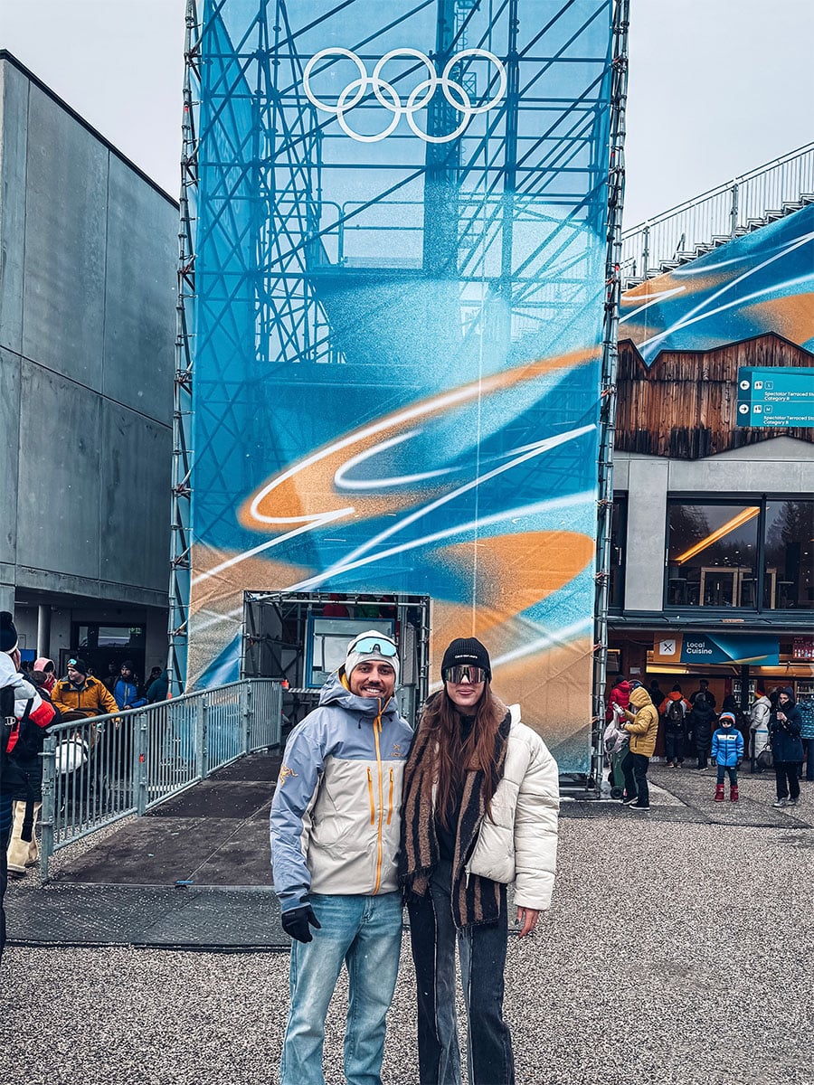 Fanúšikovia odfotení pred olympíjskymi kruhmi.