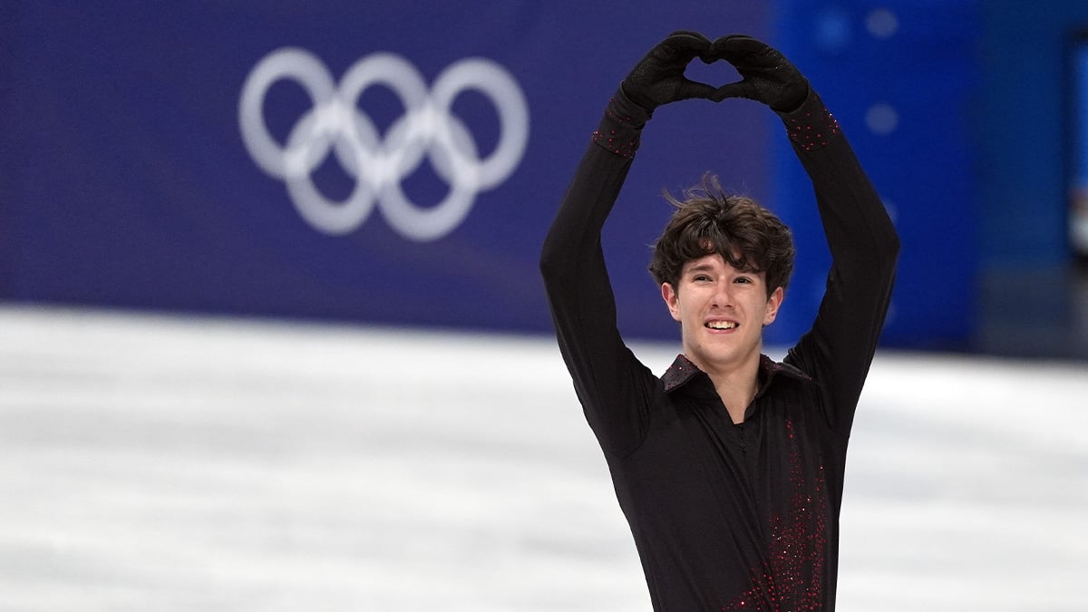 Krasokorčuliar Adam Hagara svojím fanúšikom ukazuje znak srdca.