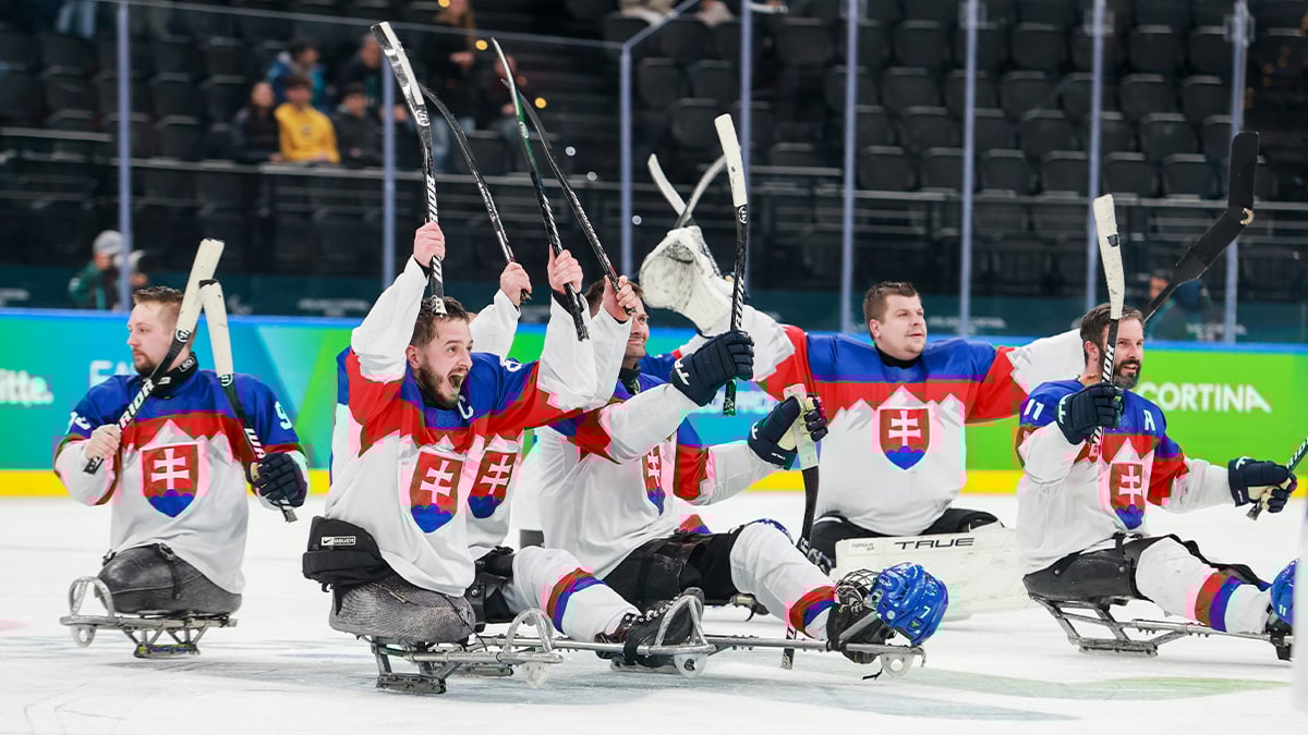 Slovenskí parahokejisti nadšene oslavujú výhru.