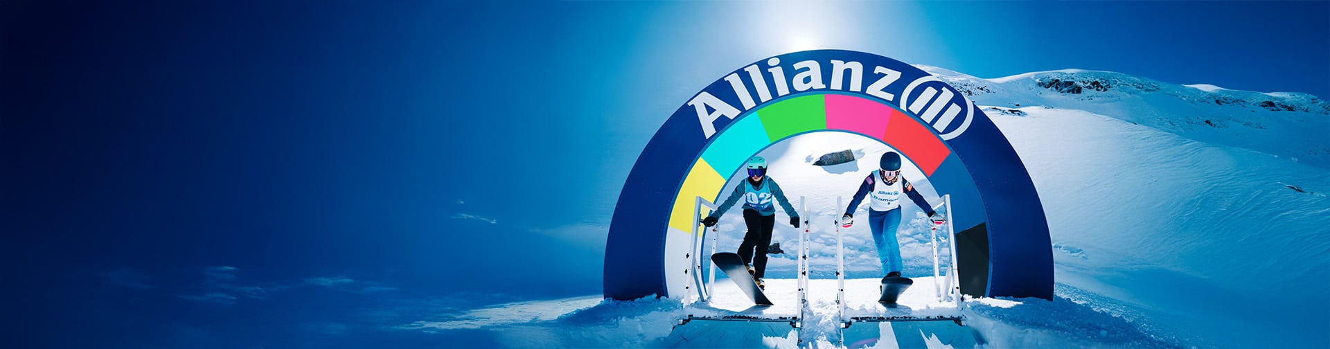 žena pije so slamkou z pohára