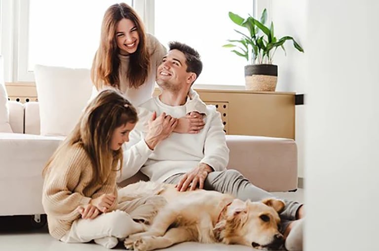 rodina v obyvačke so psom