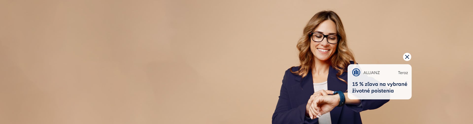 zena sa pozera na hodinky