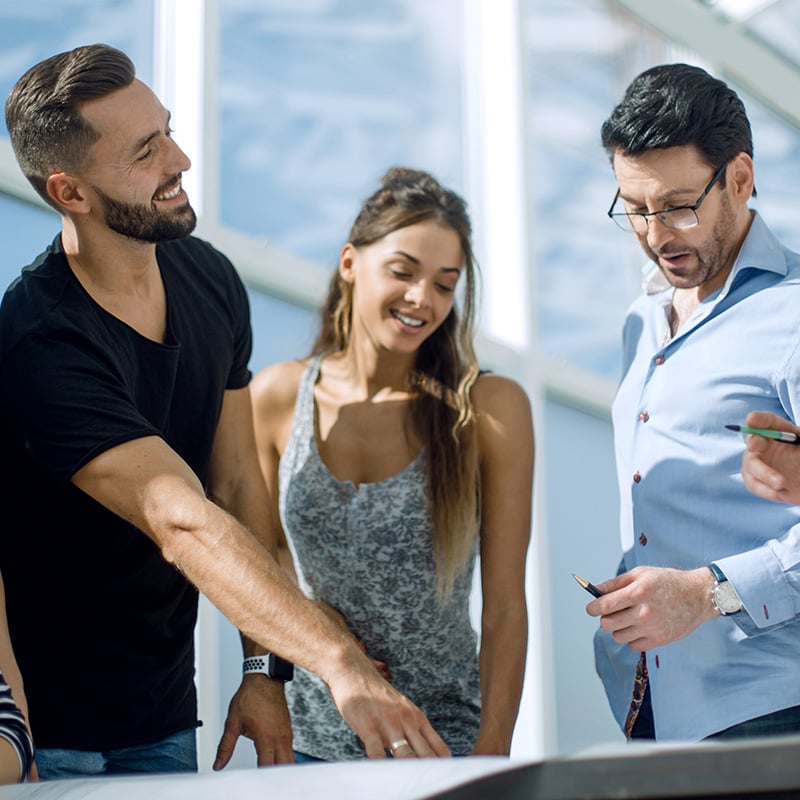 skupina mladých veselých kolegov