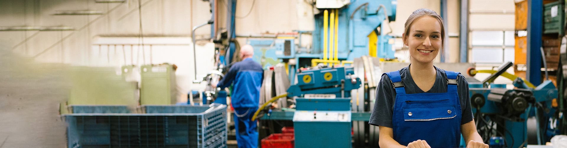 pracovnicka s vozikom vo vyrobnej hale