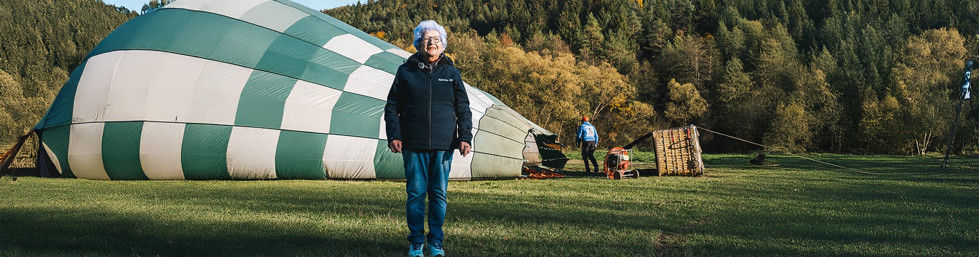blue grandma stoji pred balonom