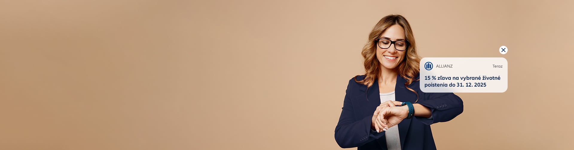 žena pije so slamkou z pohára