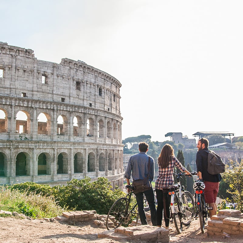 skupina mladých ľudí na vylete v rime