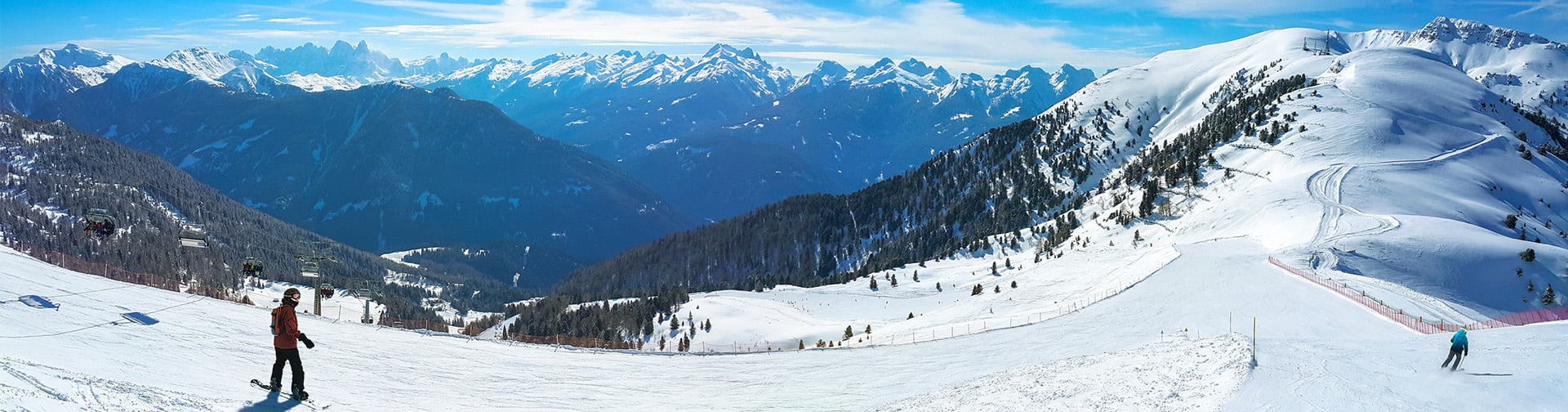 pohľad na zasneženu krajinu, lyžiarska trať, lyžiar