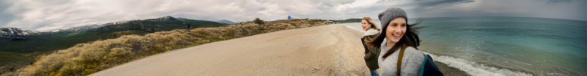 zena pri mori v jesennom pocasi