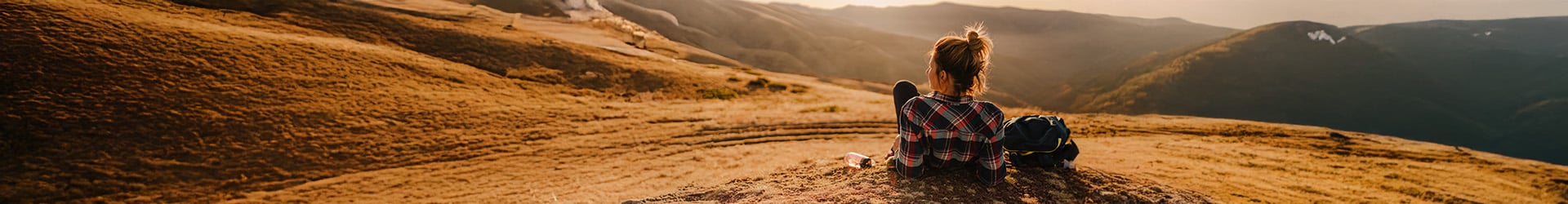 zapad slnka a zena sediaca na zemi