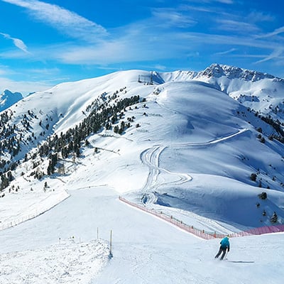 zasnežený lyžiarsky svah