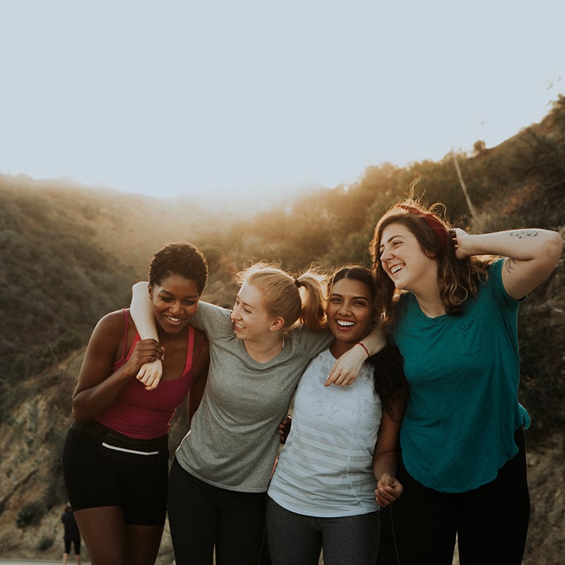 skupina mladych dievcat na výlete