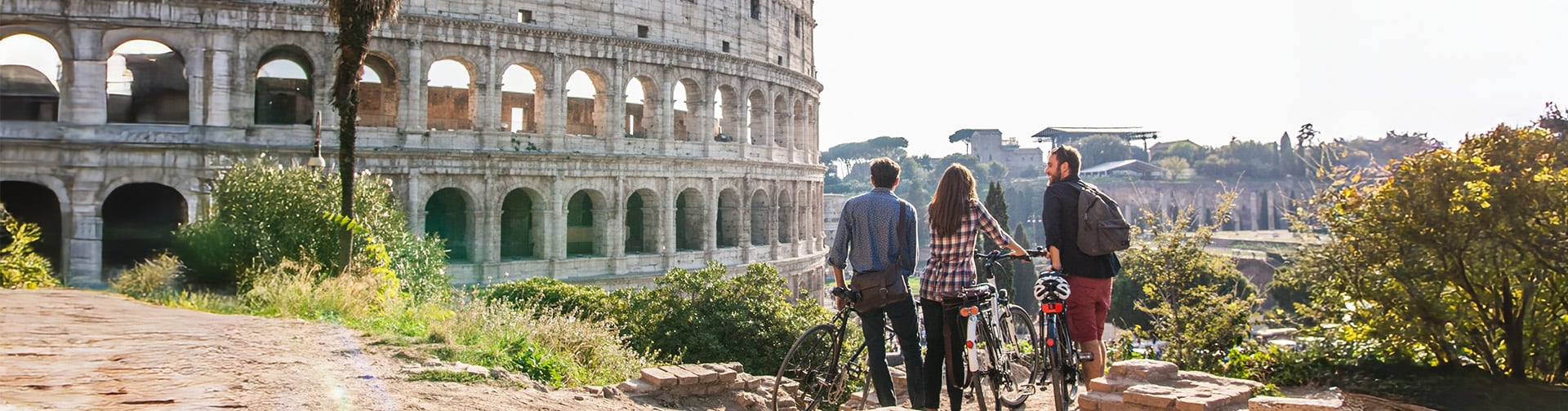 skupina mladých ľudí stojí pred koloseom v Ríme