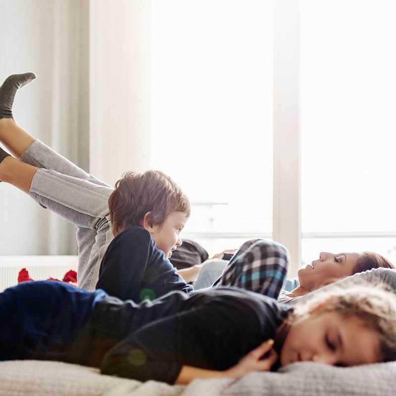 deti a mama na posteli