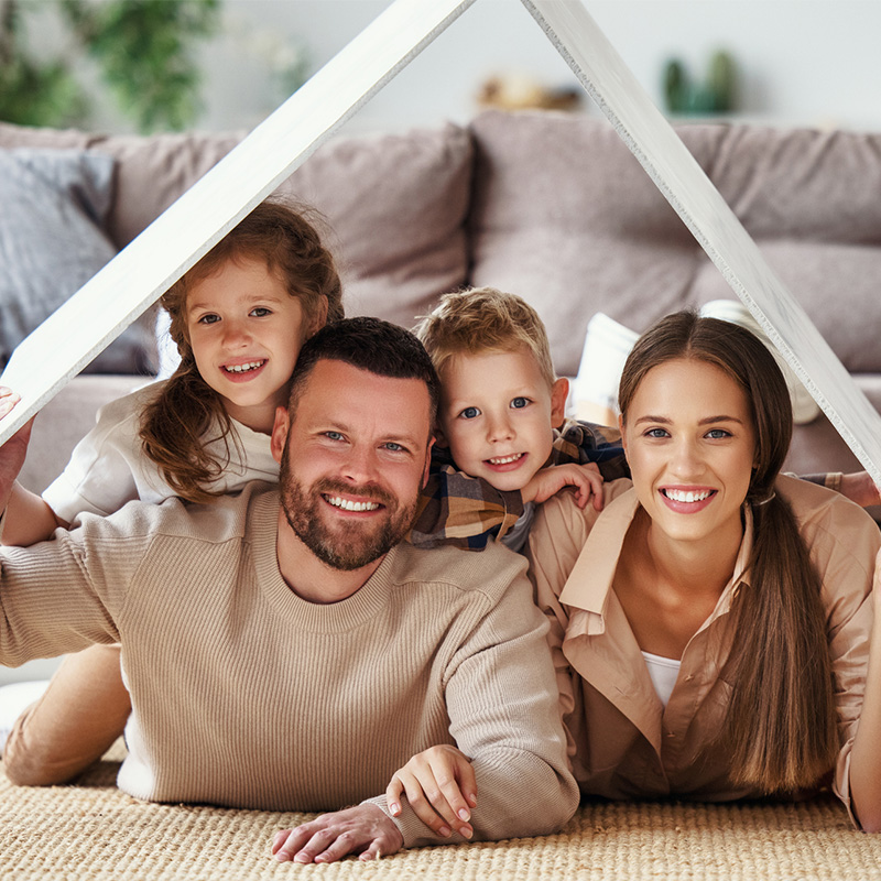 rodina doma ležiaca na koberci