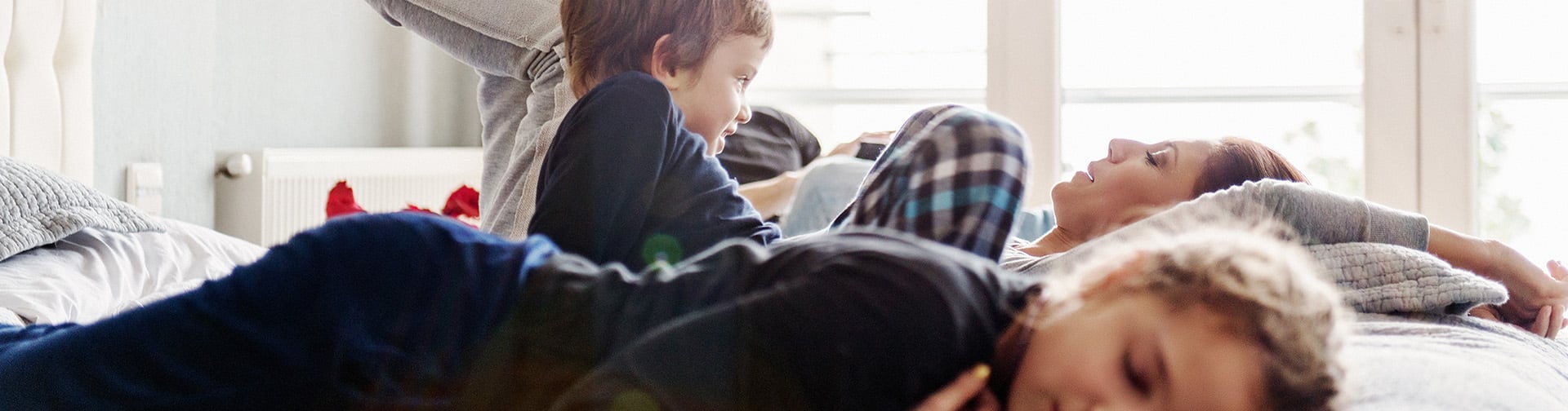 rodina lezi na posteli