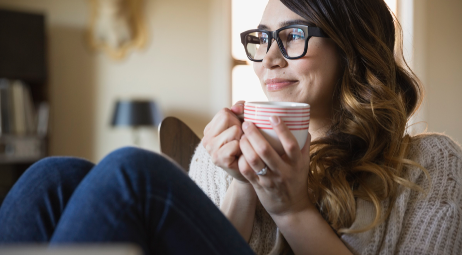 žena sediaca na pohovke drzi v ruke šalku