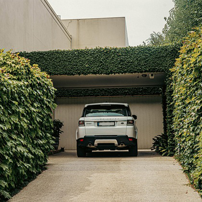 zaparkované auto pred domom