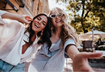 dve usmiate kamaratky v meste