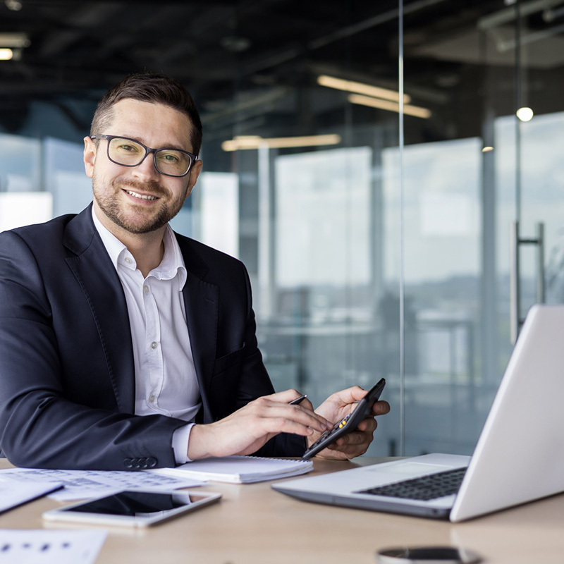 administrativny pracovnik v kancelarii sedi za stolom pri pocitaci