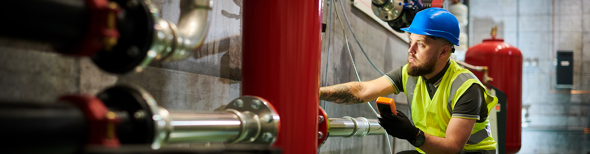 zamestnanec vo vyrobnom podniku pri stroji