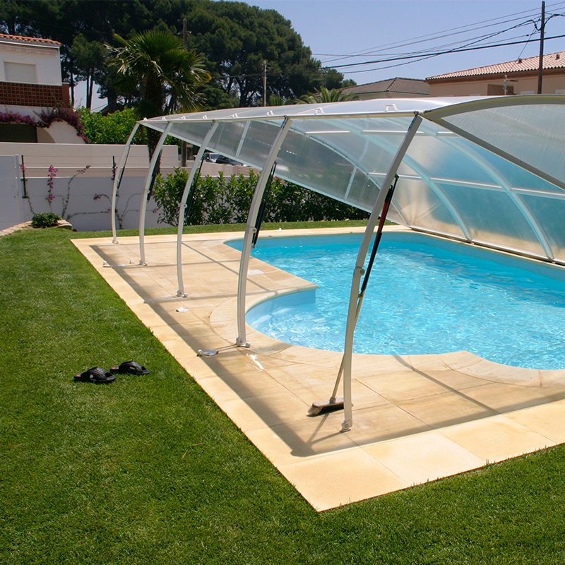 bazen v rodinnom dome s lexanovym prekrytim