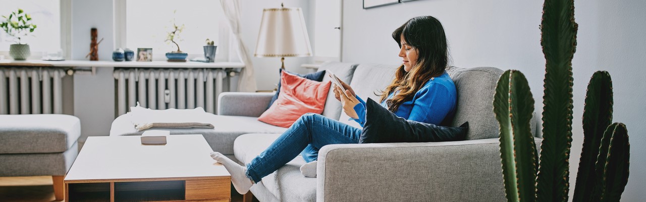 zapad slnka a zena stojaca pri dverach otvoreneho auta