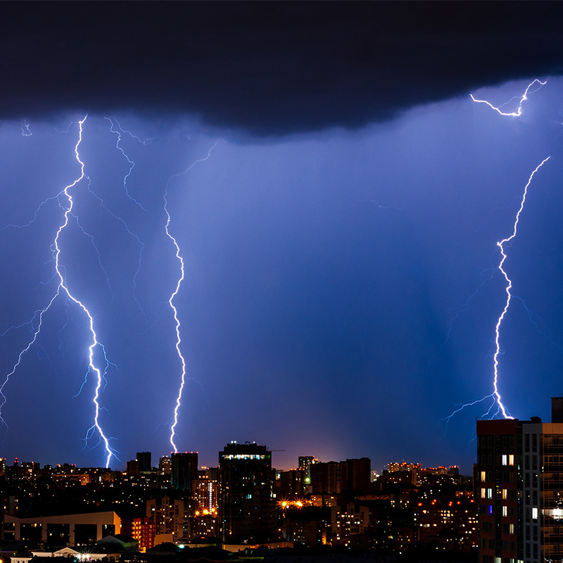 blesky a burka nad mestom